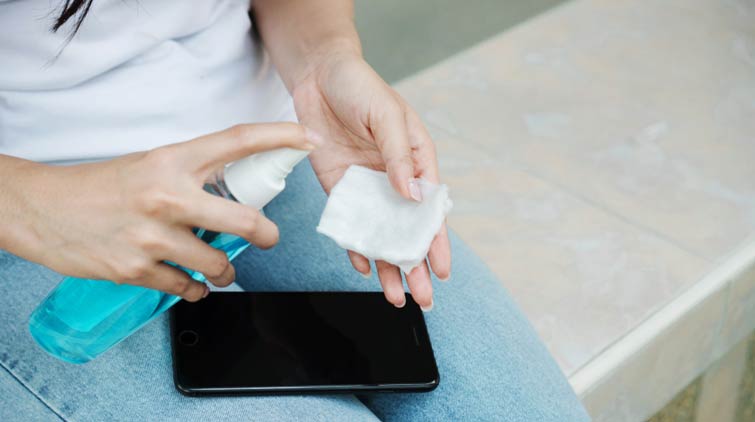 How To Clean Germs Off The Cell Phone